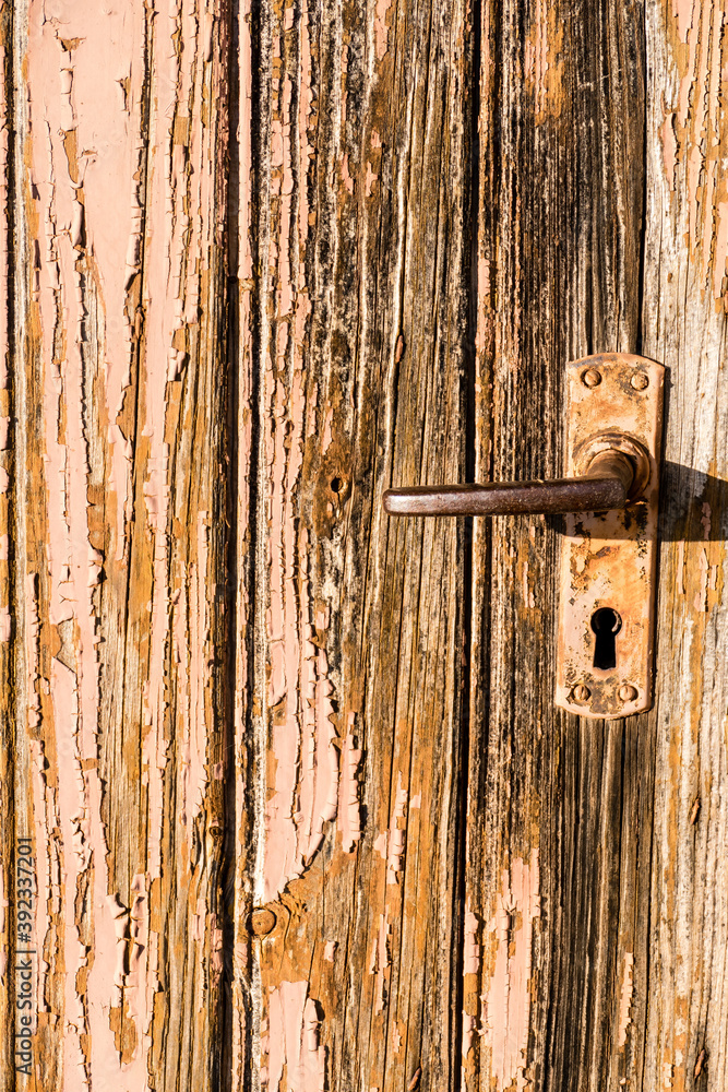 Alter Lack blättert ab von Holztür Alter Lack blättert ab von Holztür