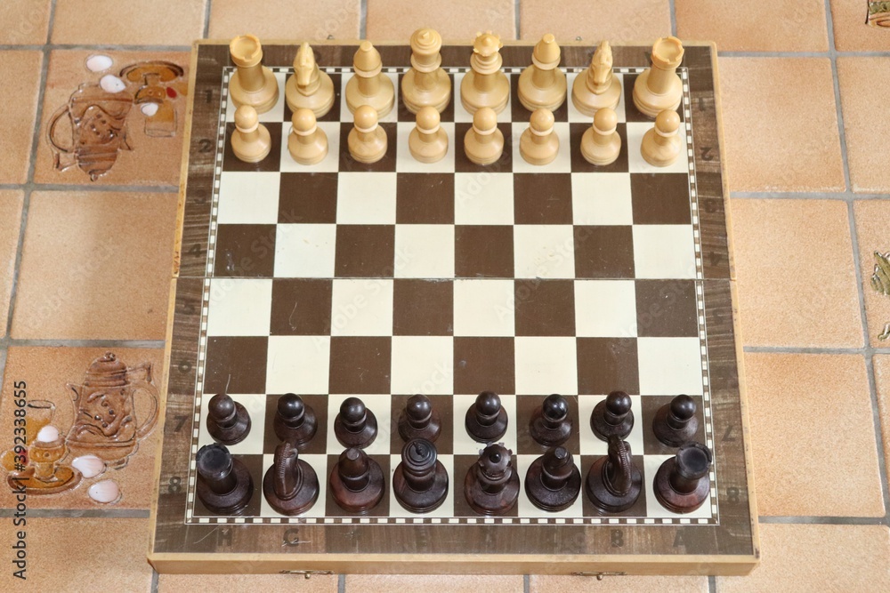 Jeu d'échecs, échiquier avec les pièces disposées dessus, ville de Corbas, France Jeu d'échecs, échiquier avec les pièces disposées dessus, ville de Corbas, France