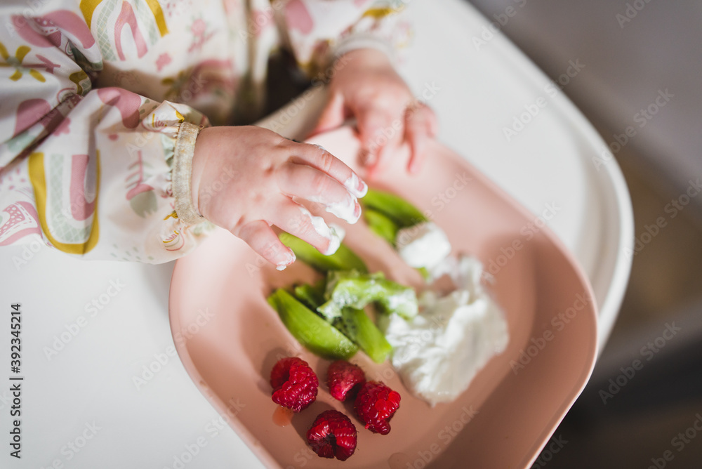 baby eating raspberries, kiwi BLW meal baby eating raspberries, kiwi BLW meal