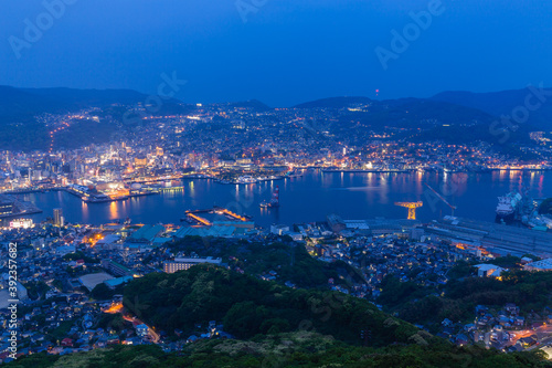 日本　長崎県長崎市、日本三大夜景の一つ稲佐山山頂展望台からの夜景 © pespiero
