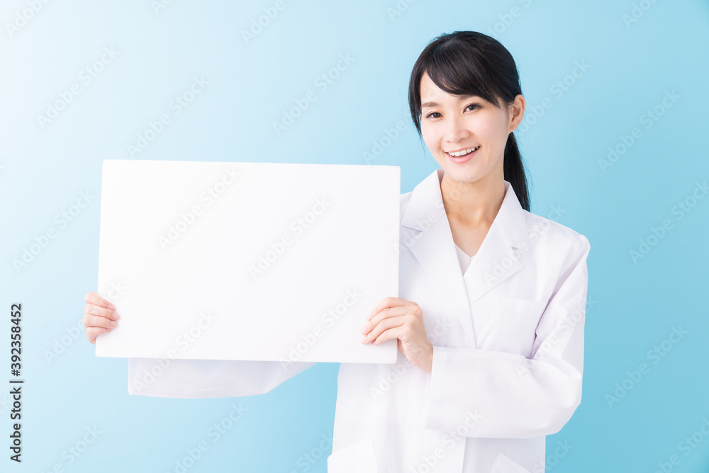白衣の女性 ホワイトボード 白衣の女性 ホワイトボード