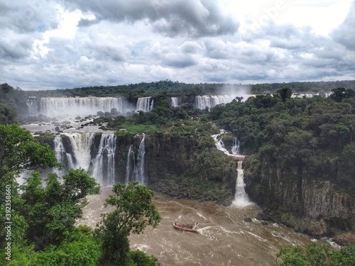 Fototapeta Naklejka Na Ścianę i Meble -  Cataratas do Iguaçu (Iguazu Falls) - Foz do Iguaçu, Paraná, Brasil
Iguaçu Falls are waterfalls of the Iguazu River on the border of Argentina and Brazil.They make up the largest waterfall in the world