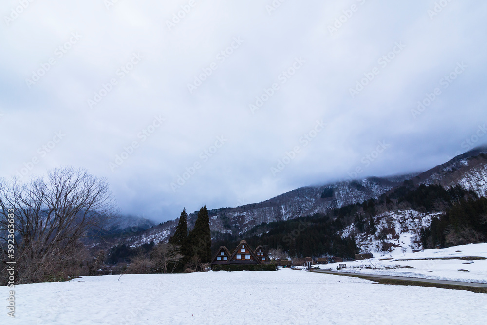 日本　岐阜県、白川郷の合掌造り集落の三小屋と雪景色