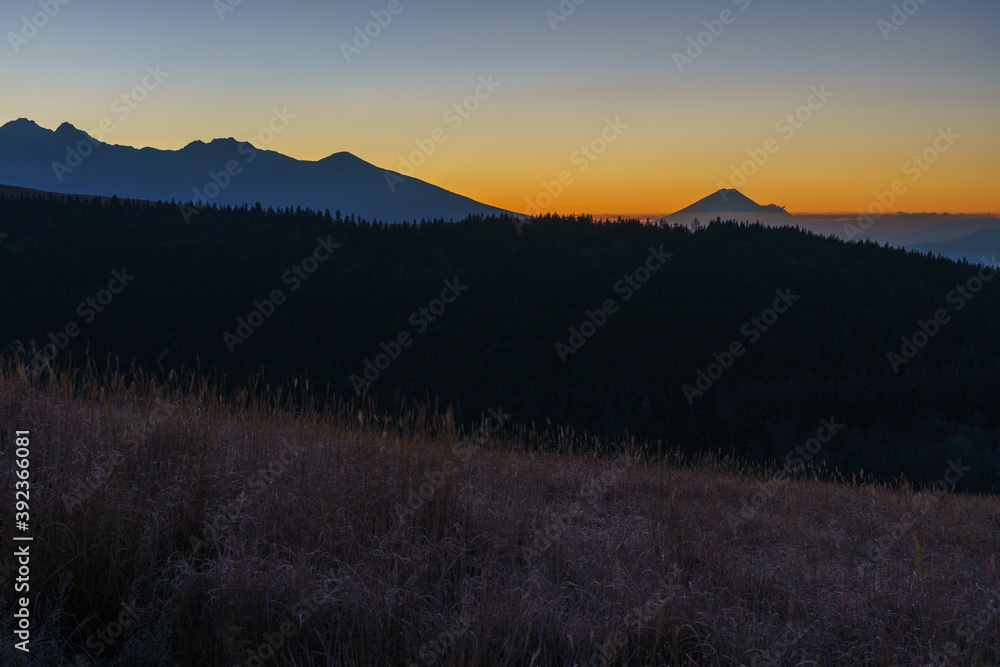 Obraz premium 富士山と八ヶ岳 霧ヶ峰からの朝景