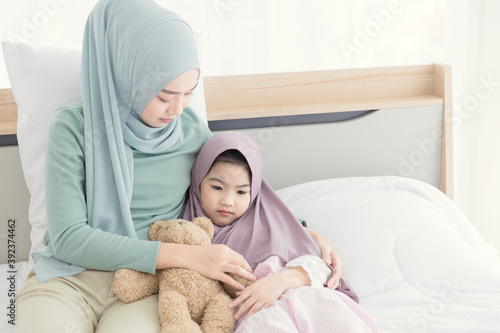 Slika na platnu muslim mother consoling cry and depress little child from being bullied and hate to go to school