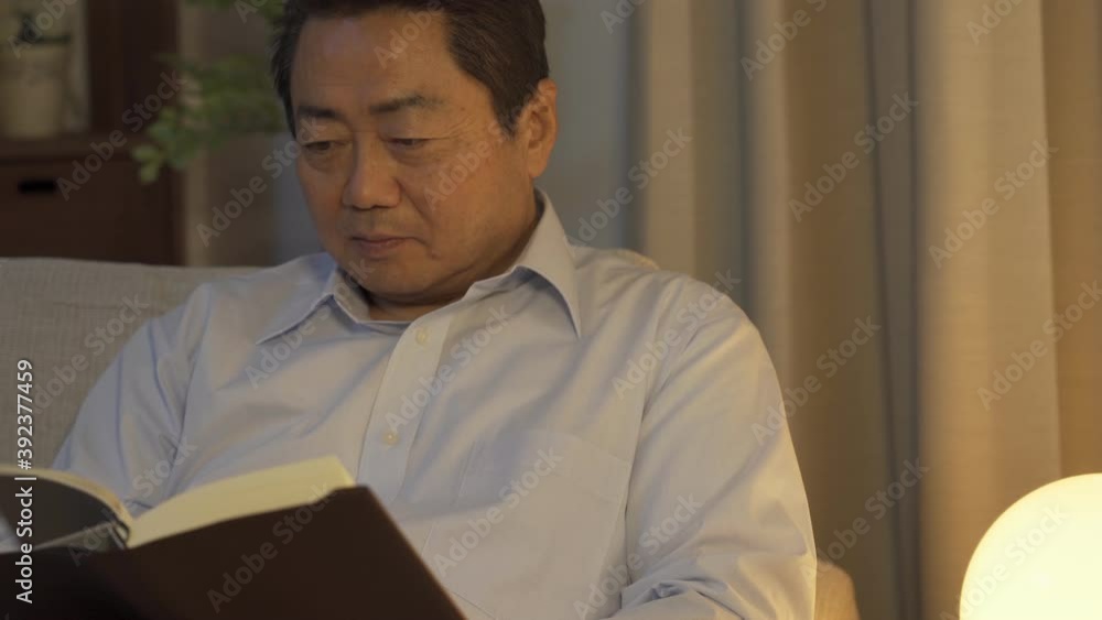 夜間読書をする中高年男性 夜間読書をする中高年男性