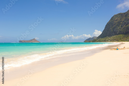 Fototapeta Naklejka Na Ścianę i Meble -  Empty Hawaiian beach with white sand and aqua blue water