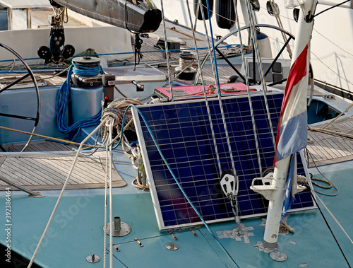 Photos Un pannello solare sulla poppa di uno yacht a vela d’altura in sosta, ormeggiato in un porticciolo turistico