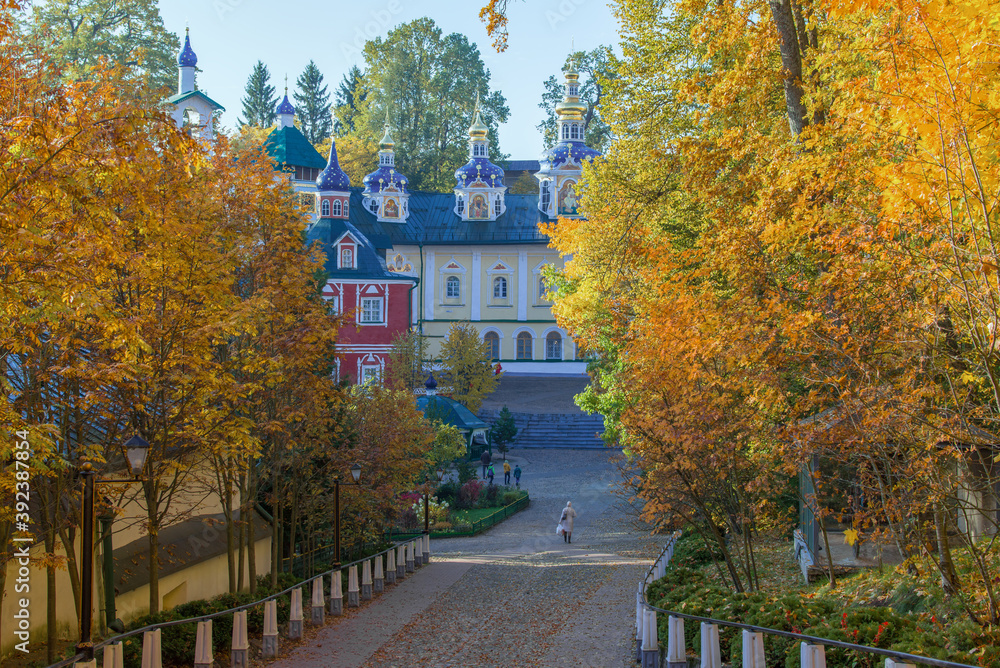 Obraz premium Golden autumn in the Holy Dormition Pskovo-Pechersky monastery. Pechory, Russia