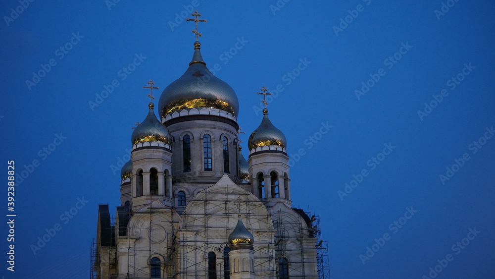 Fototapeta premium a catholic church with a golden dome with blue sky