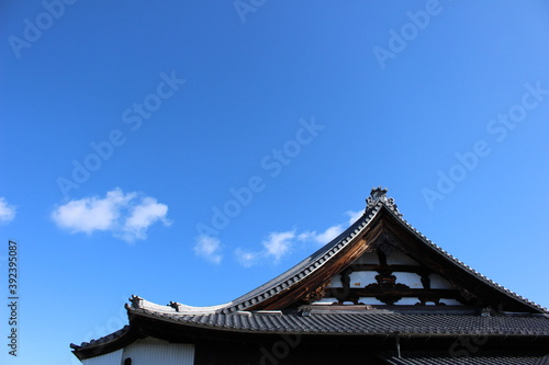 青空と寺の屋根 © So Takinoiri