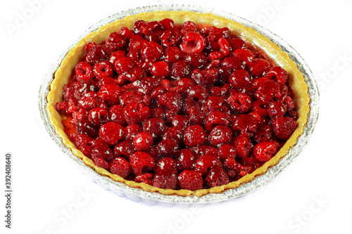 tarte aux framboises isolé sur un fond blanc