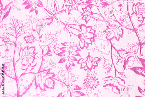 花や葉がデザインされた布の背景 (ピンクと白）
