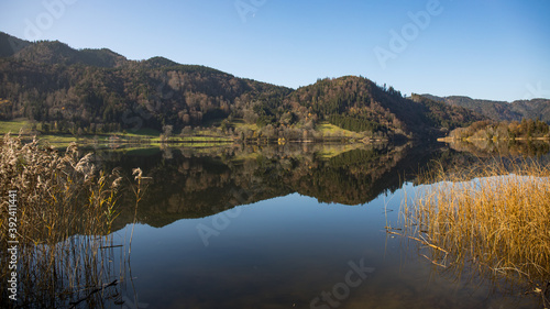 Berge spiegel sich im See