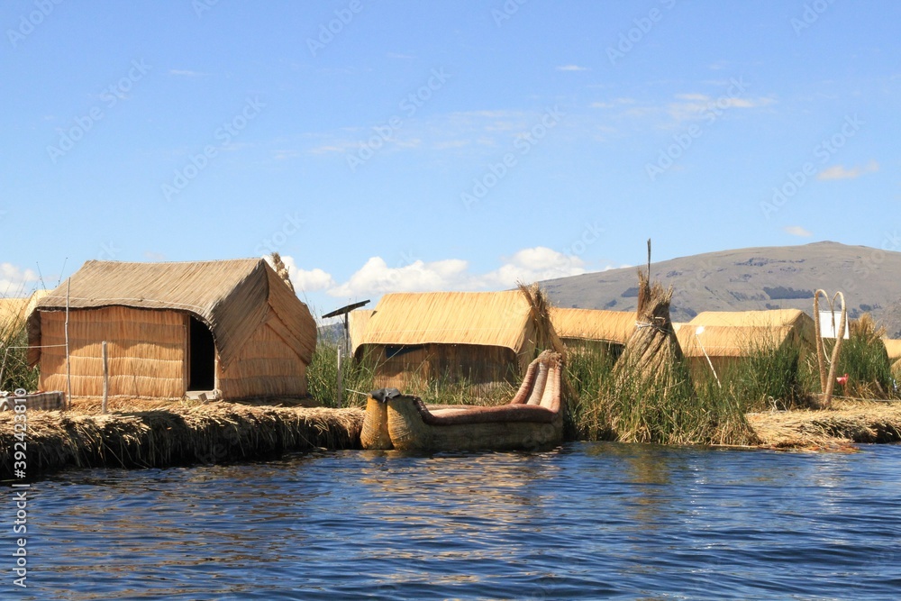 Embarcación típica del lago Titicaca en Perú hecha de totora Photos