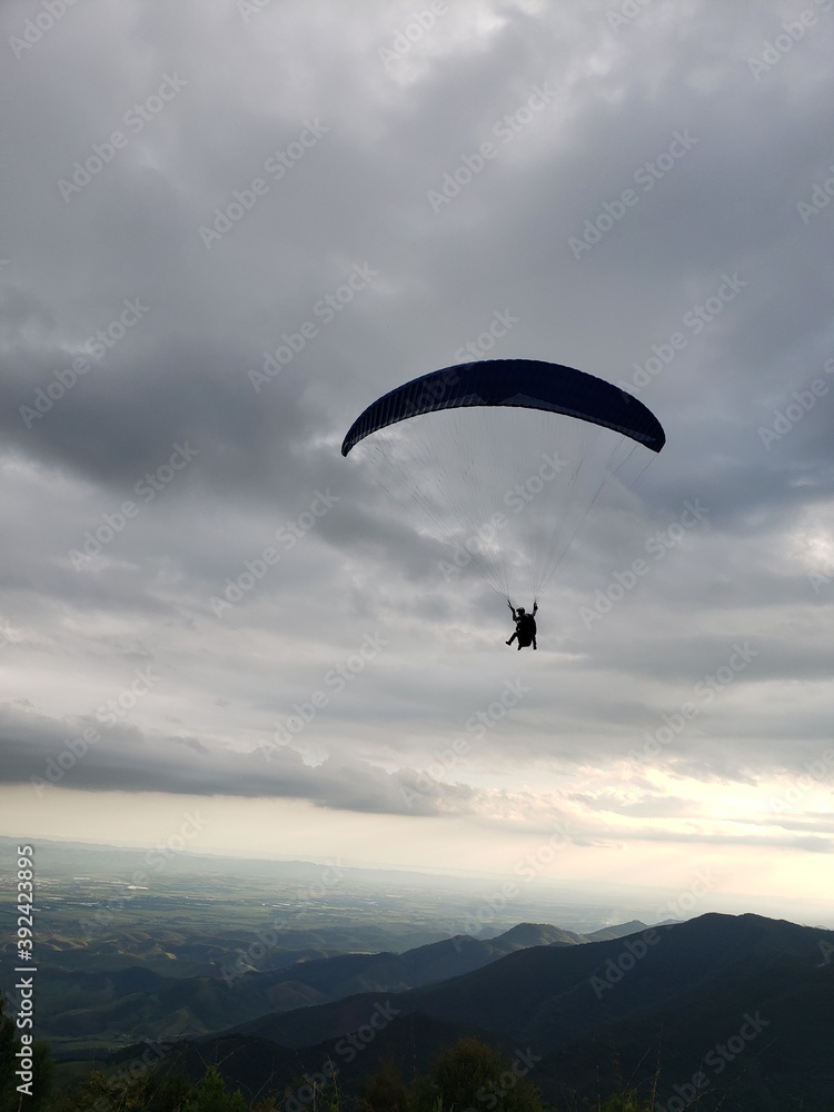 O Parapente,Parrapant (voo de encosta) e Paraglider, Paragliding ato de se voar de Paraglider O Parapente,Parrapant (voo de encosta) e Paraglider, Paragliding ato de se voar de Paraglider