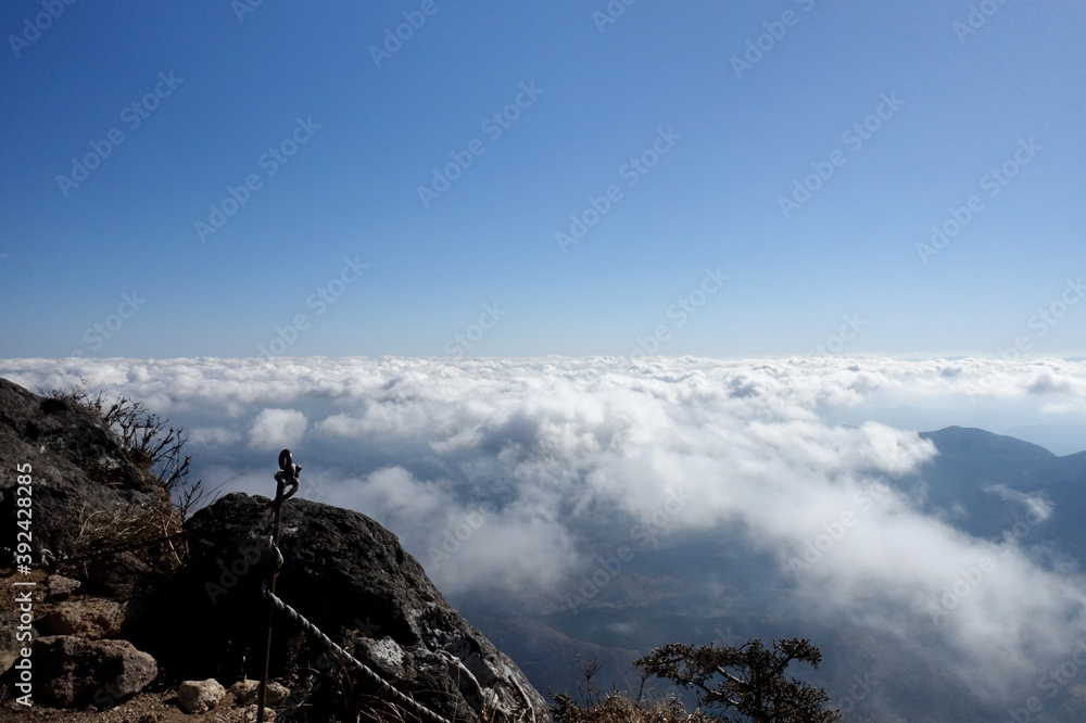 由布岳東峰から見た青空と雲海