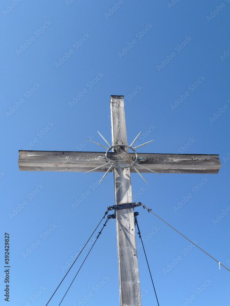 Obraz premium Summit cross Kreuzspitze mountain, Bavaria, Germany, wintertime