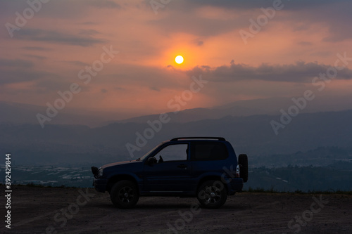 car in the sunset © ecuadorplanet 