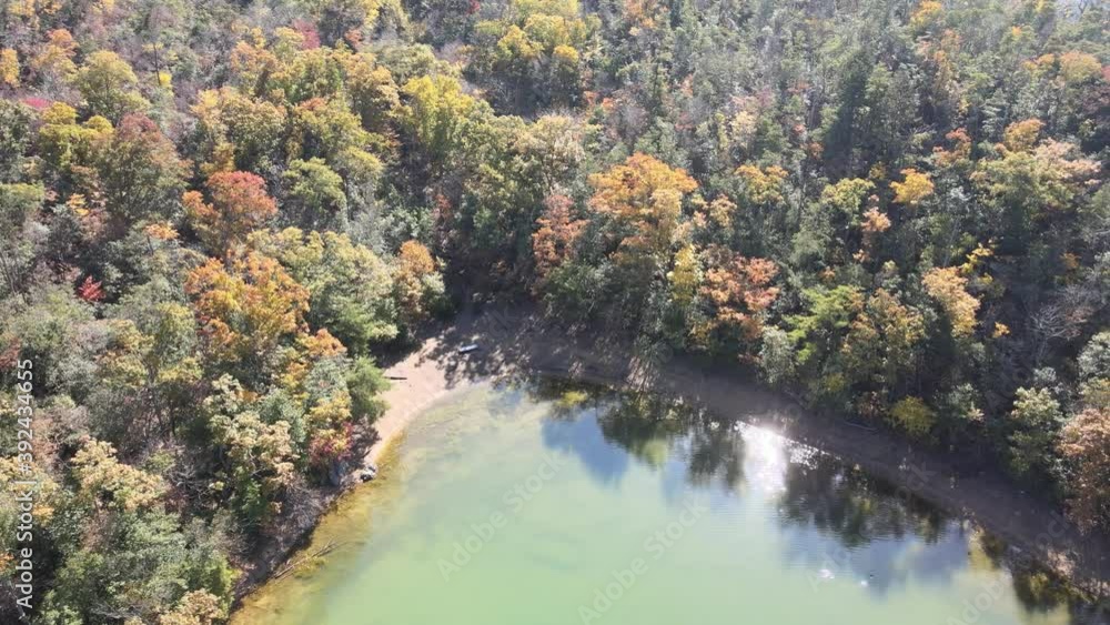 京都　沢の池　空撮　4Ｋ　キャンプ場　アウトドア　紅葉　秋