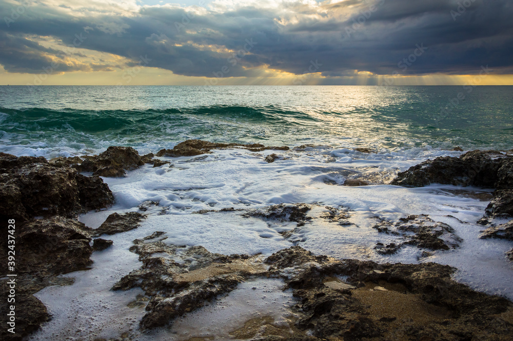 Onde che si infrangono sulla costa salentina in inverno