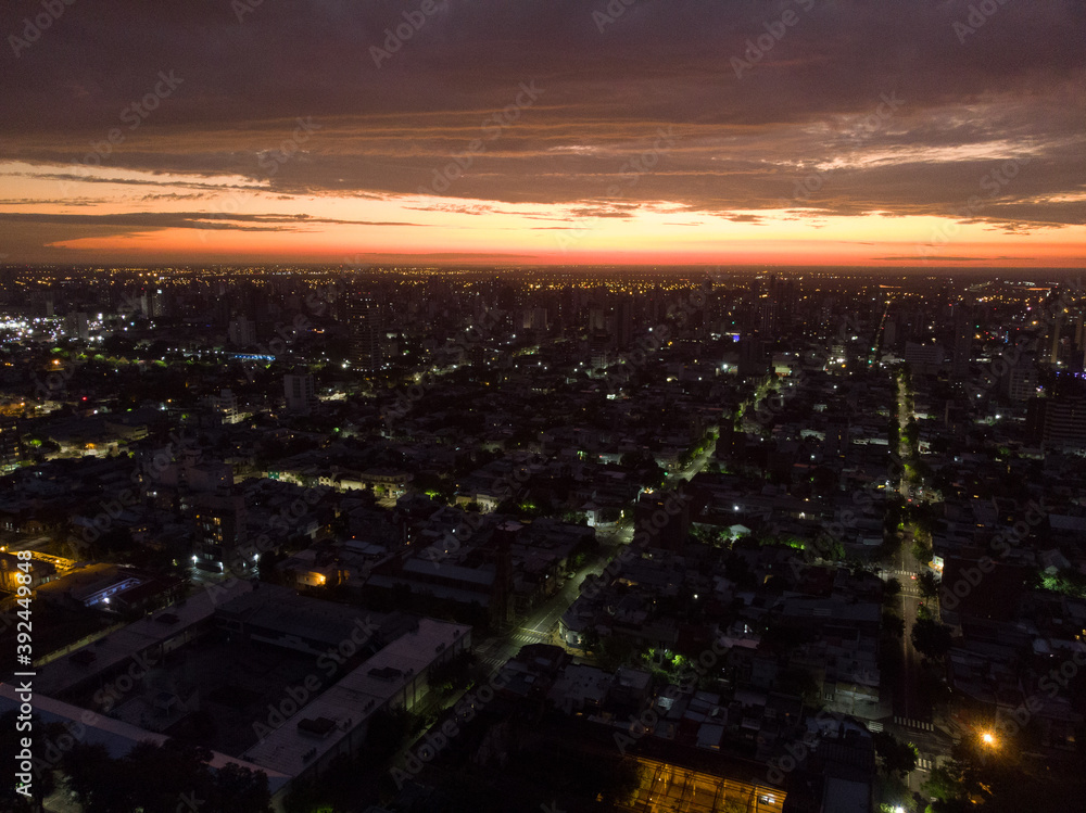 Obraz premium atardecer fogoso en la ciudad