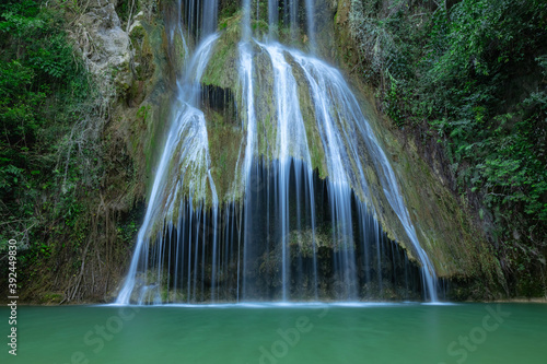 Fotografia Pha Nam Yod Waterfall in tropical deep forest at Kaeng krachan nature park, Phet