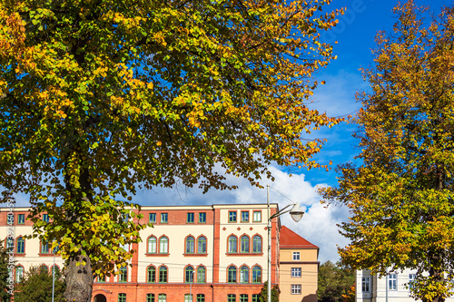 Blick auf Gebäude in der Hansestadt Rostock im Herbst