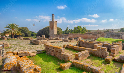 Foto Minaret of the mosque in Chellah or Sala Colonia is a medieval fortified necropolis located in Rabat, Morocco
