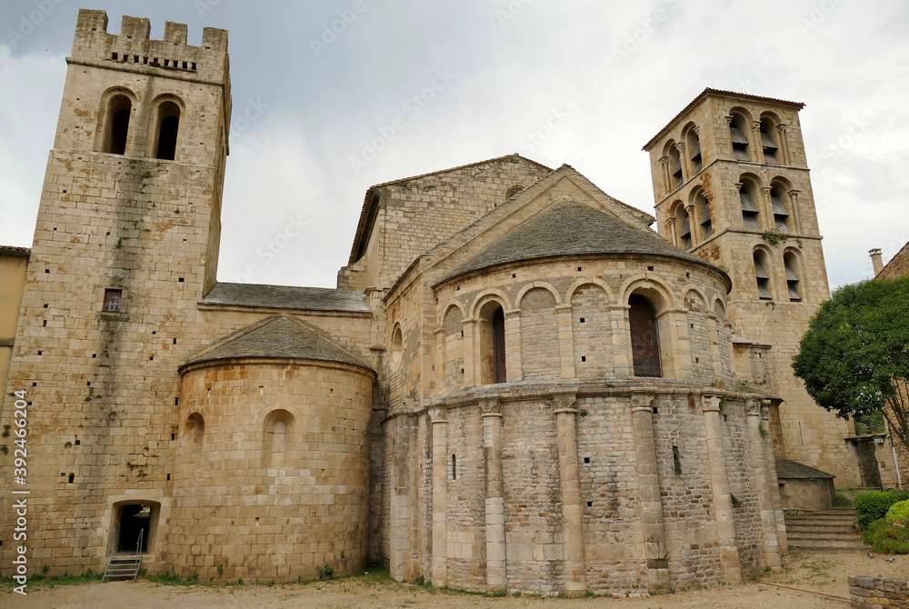 Abside et clocher de l’abbatiale Saint-Pierre-et-Saint-Paul de Caunes-Minervois