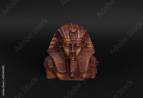 Φωτογραφία statue of the Egyptian Sphinx isolated on black background