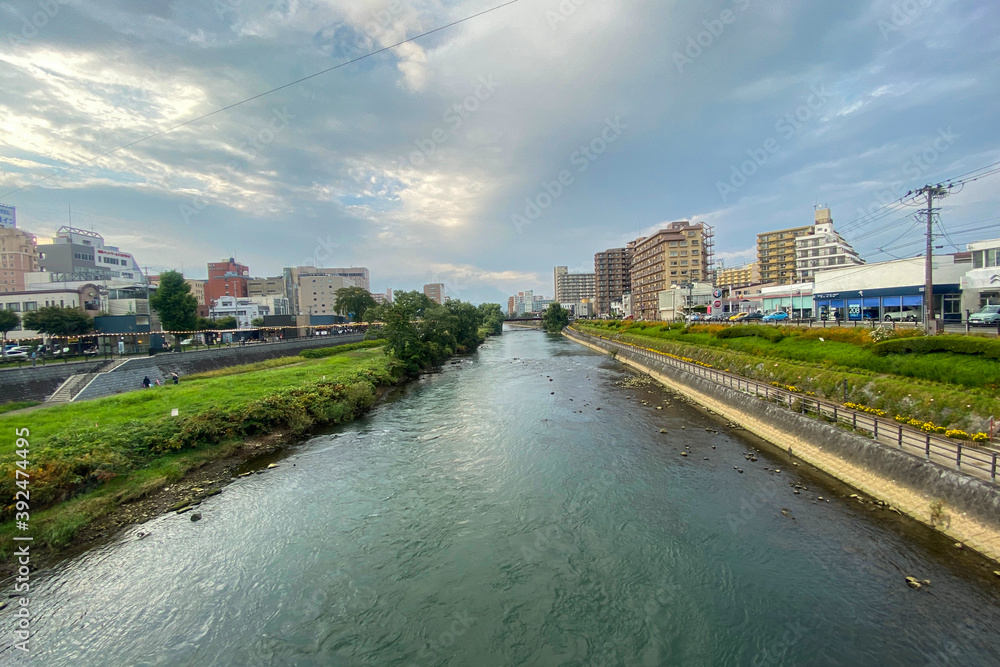 Fototapeta premium 岩手県盛岡市 北上川の風景