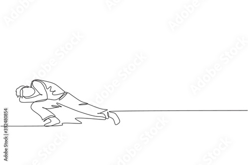 One continuous line drawing young sporty Brazilian fighter man training capoeira on the beach. Healthy traditional fighting sport concept. Dynamic single line draw graphic design vector illustration