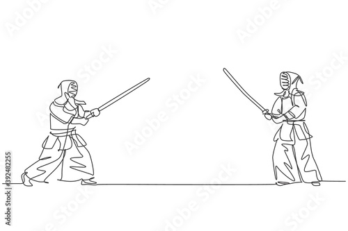 Single continuous line drawing of young sportive man practicing kendo basic skill, stance before fight on gym sport center. Fighting sport concept. Trendy one line draw design vector illustration