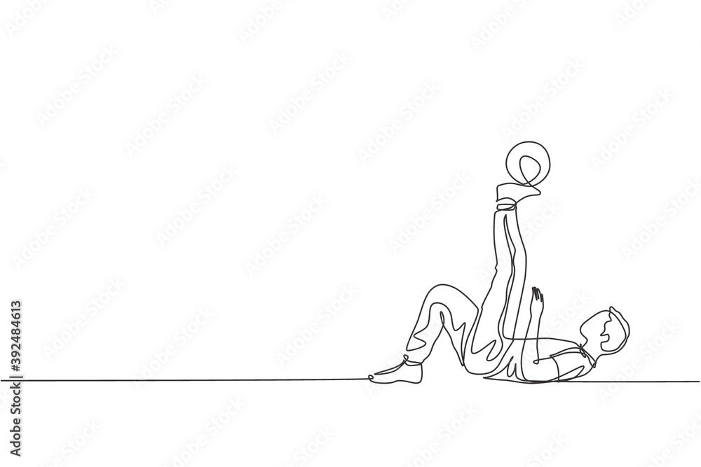 Obraz premium One continuous line drawing of young sporty man soccer freestyler practice hold the ball with toe in the street. Football freestyle sport concept. Dynamic single line draw design vector illustration