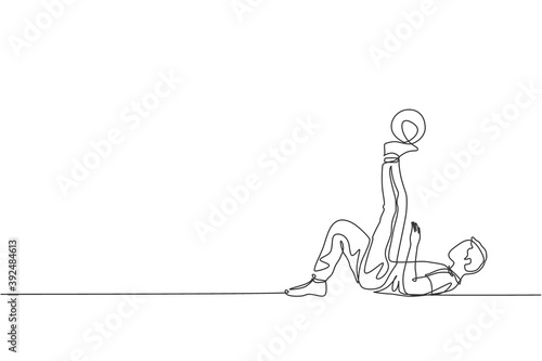 One continuous line drawing of young sporty man soccer freestyler practice hold the ball with toe in the street. Football freestyle sport concept. Dynamic single line draw design vector illustration