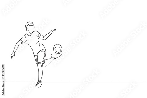 One continuous line drawing of young man soccer freestyler practice to hold ball with soles of the feet in the street. Football freestyle sport concept. Single line draw design vector illustration © Simple Line