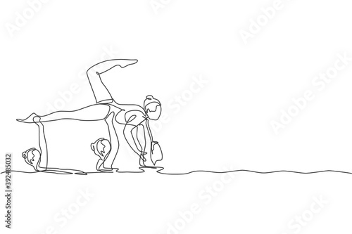 One continuous line drawing of young sporty women synchronized swimmer perform beauty movement in the water pool. Healthy fitness sport concept. Dynamic single line draw design vector illustration