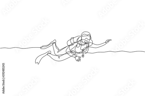 Single continuous line drawing of young sportive man swimming on sea ocean to explore fish and coral reef life. Underwater scuba diving sport concept. Trendy one line draw design vector illustration