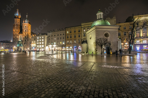 Kraków - Rynek w Krakowie z widokiem na Kościół Mariacki