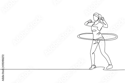 Single continuous line drawing of young sportive woman happy training with hula hoop in sport gymnasium club center. Fitness stretching concept. Trendy one line draw design graphic vector illustration