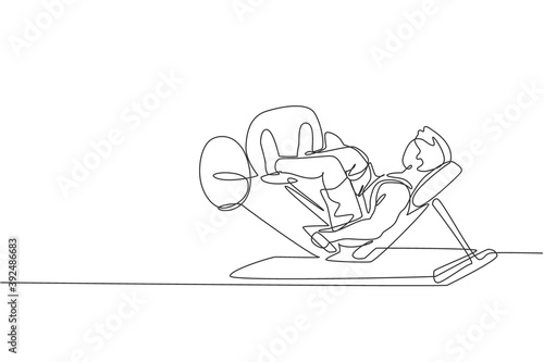 Single continuous line drawing of young sportive man training with leg press in sport gymnasium club center. Fitness stretching concept. Trendy one line draw design vector graphic illustration