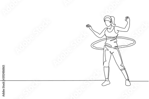 Single continuous line drawing of young sportive woman happy training with hula hoop in sport gymnasium club center. Fitness stretching concept. Trendy one line draw design graphic vector illustration