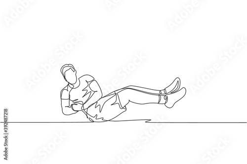 Single continuous line drawing of young happy man exercising. Russian twist movement in sport center gym club. Sport training fitness concept. Trendy one line draw design vector graphic illustration