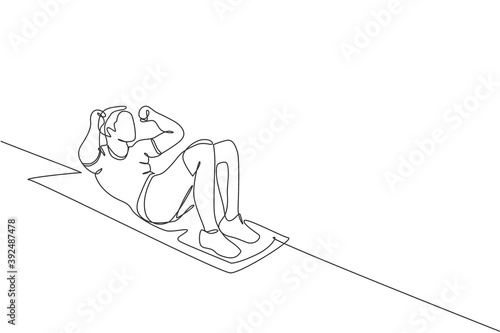 Single continuous line drawing of young happy man exercising doing sit up pose on the floor in sport center gym club. Sport training fitness concept. Trendy one line draw design vector illustration