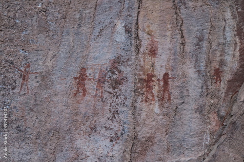 Restos de arte prehistórico, realizados por humanos en la pared de una cueva antigua.