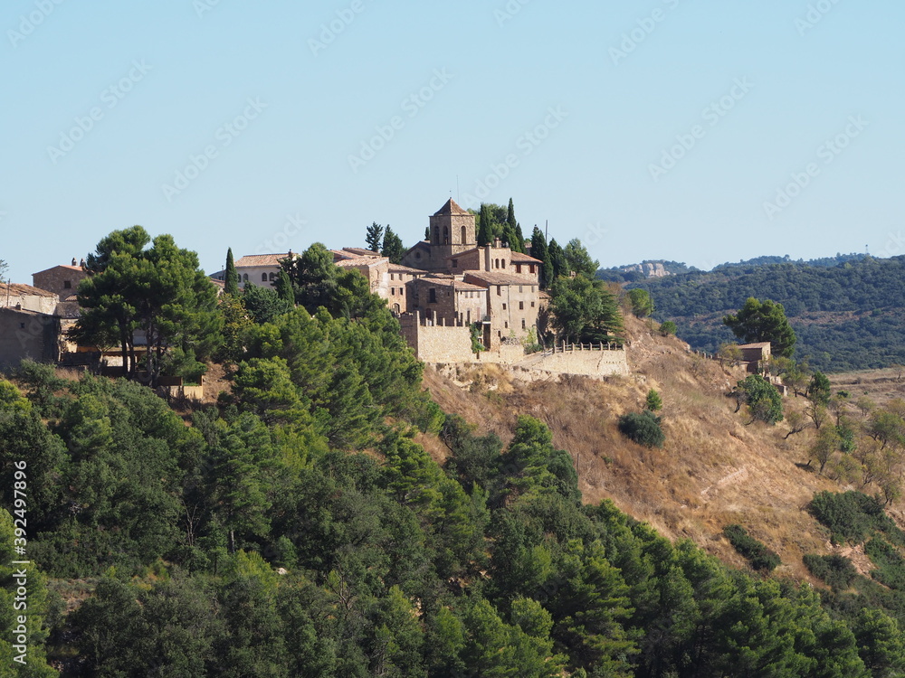 el pueblo medieval de montaña de alvarca que cuenta con diferentes rutas de senderismo, puntos de escalada, albergue de montaña, en sierra del montsant de tarragona, cataluña, españa, europa