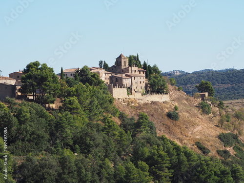 el pueblo medieval de montaña de alvarca que cuenta con diferentes rutas de senderismo, puntos de escalada, albergue de montaña, en sierra del montsant de tarragona, cataluña, españa, europa