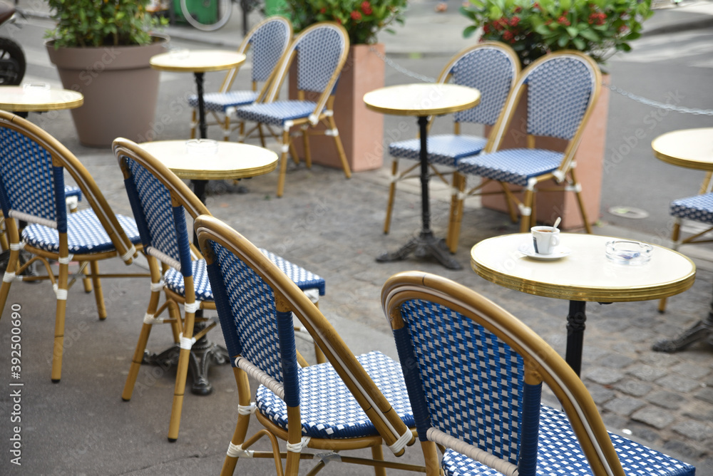 Terrasse de rue à Paris, France