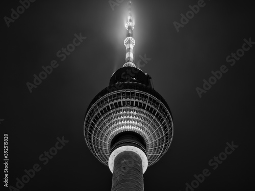 Obraz na płótnie The Berlin TV tower in black and white w salonie